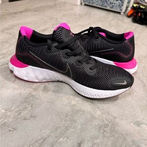 NWT Nike running shoes. Pink and black. Size women’s 7.5.